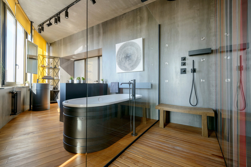 Идея дизайна: главная ванная комната в современном стиле с душем без бортиков, серыми стенами, коричневым полом, отдельно стоящей ванной, паркетным полом среднего тона, раковиной с пьедесталом и открытым душем