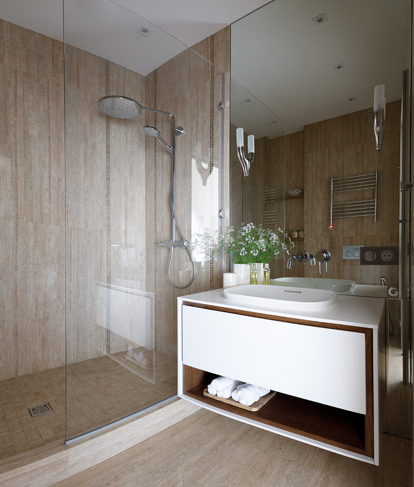 Modelo de cuarto de baño principal clásico renovado con ducha abierta, baldosas y/o azulejos beige, baldosas y/o azulejos de travertino, suelo de baldosas de porcelana, encimera de acrílico y encimeras blancas