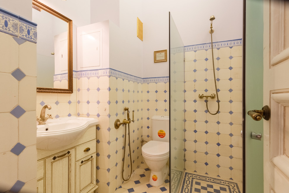 Diseño de cuarto de baño clásico con baldosas y/o azulejos de cerámica