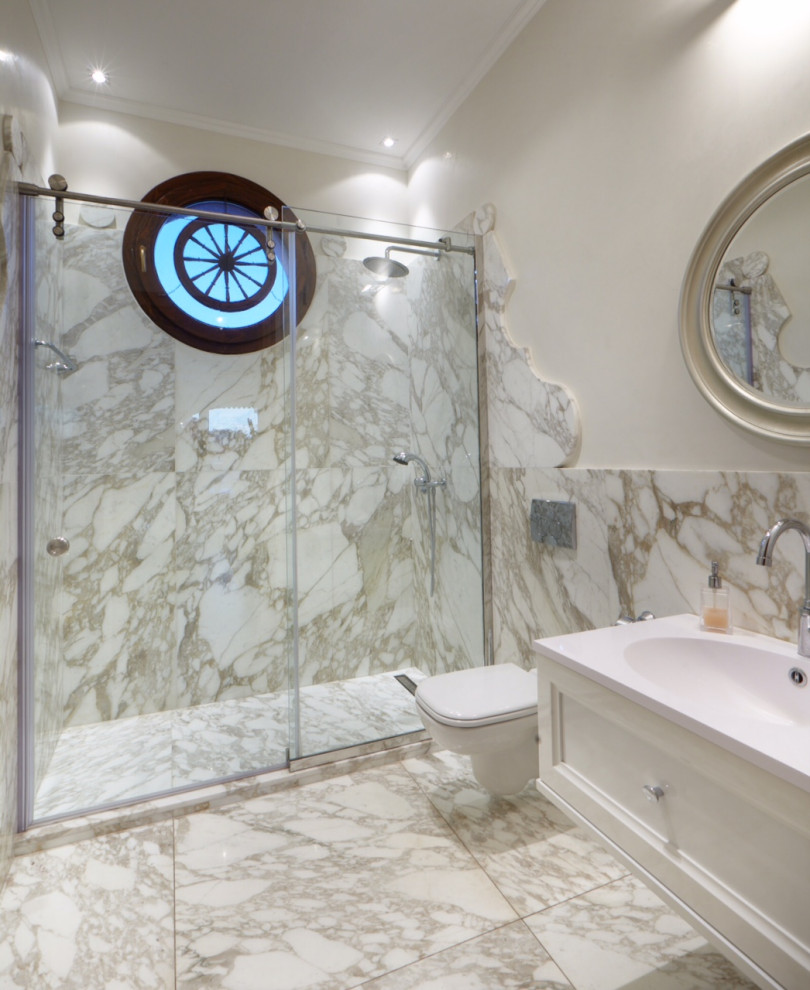 Пример оригинального дизайна: ванная комната среднего размера с мраморной плиткой, мраморным полом, душевой кабиной и белым полом