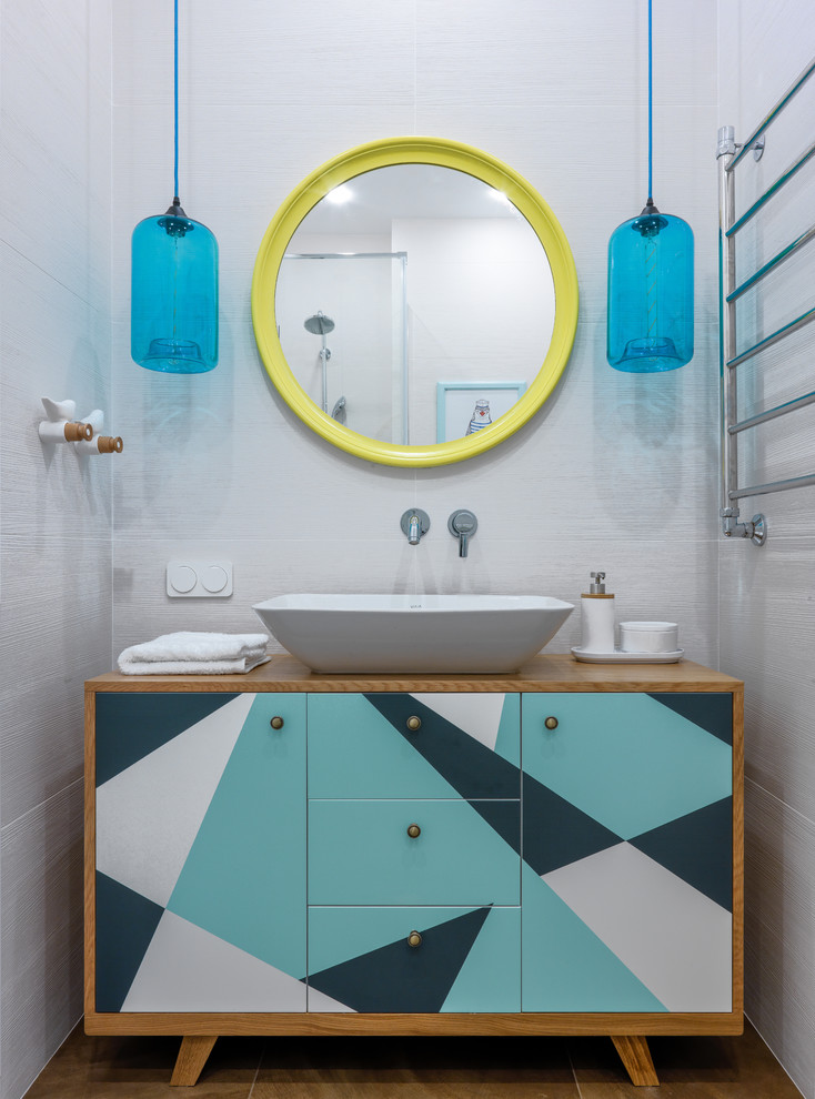 Пример оригинального дизайна: ванная комната в современном стиле с плоскими фасадами, бирюзовыми фасадами, белой плиткой, настольной раковиной, столешницей из дерева, коричневым полом и коричневой столешницей