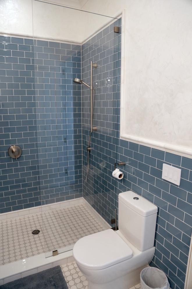 Пример оригинального дизайна: ванная комната среднего размера в средиземноморском стиле с фасадами с утопленной филенкой, белыми фасадами, душем в нише, раздельным унитазом, синей плиткой, керамической плиткой, белыми стенами, полом из мозаичной плитки, душевой кабиной, врезной раковиной, столешницей из искусственного кварца, белым полом, открытым душем и белой столешницей