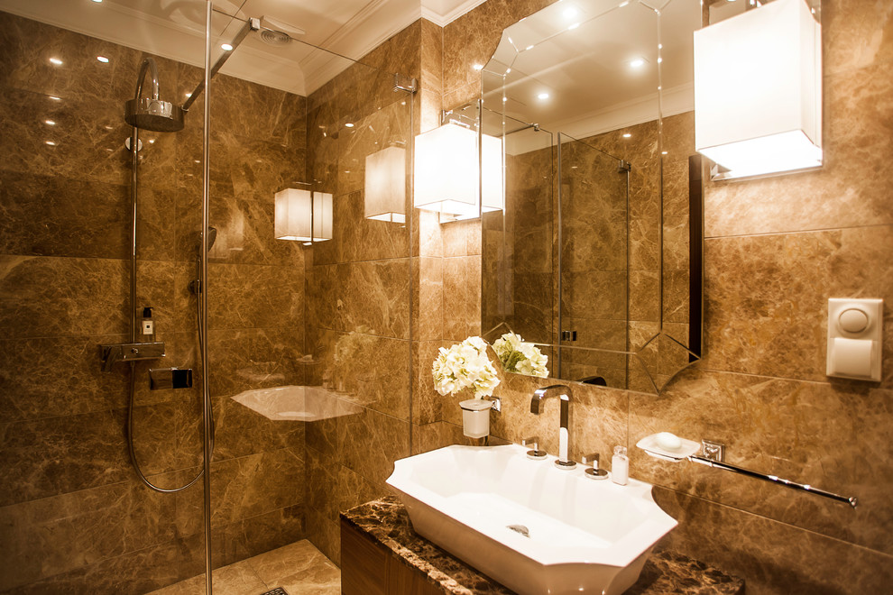 モスクワにあるトラディショナルスタイルのおしゃれなバスルーム (浴槽なし) (アルコーブ型シャワー、茶色いタイル、茶色い壁、ベッセル式洗面器) の写真