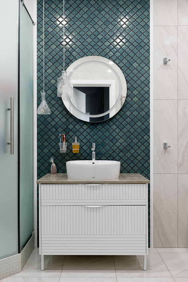 На фото: ванная комната среднего размера в современном стиле с белыми фасадами, угловым душем, душевой кабиной, бежевым полом, душем с распашными дверями, синей плиткой, белой плиткой, настольной раковиной, серой столешницей и плоскими фасадами с