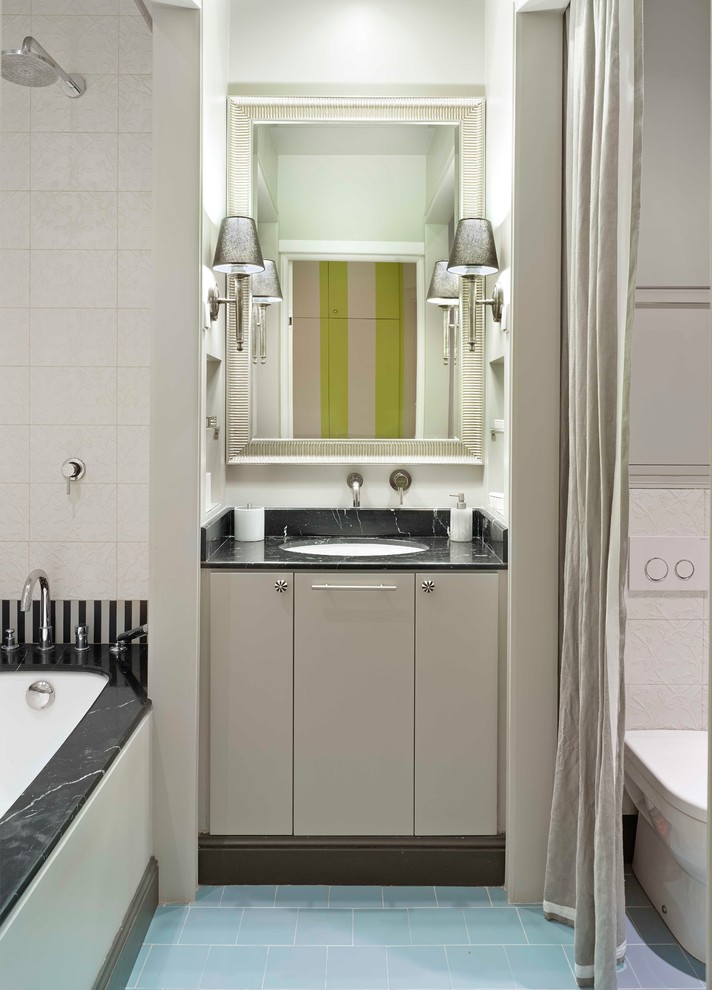 Inspiration för moderna badrum, med ett badkar i en alkov, en dusch/badkar-kombination, en toalettstol med separat cisternkåpa, ett undermonterad handfat, blå kakel och vit kakel