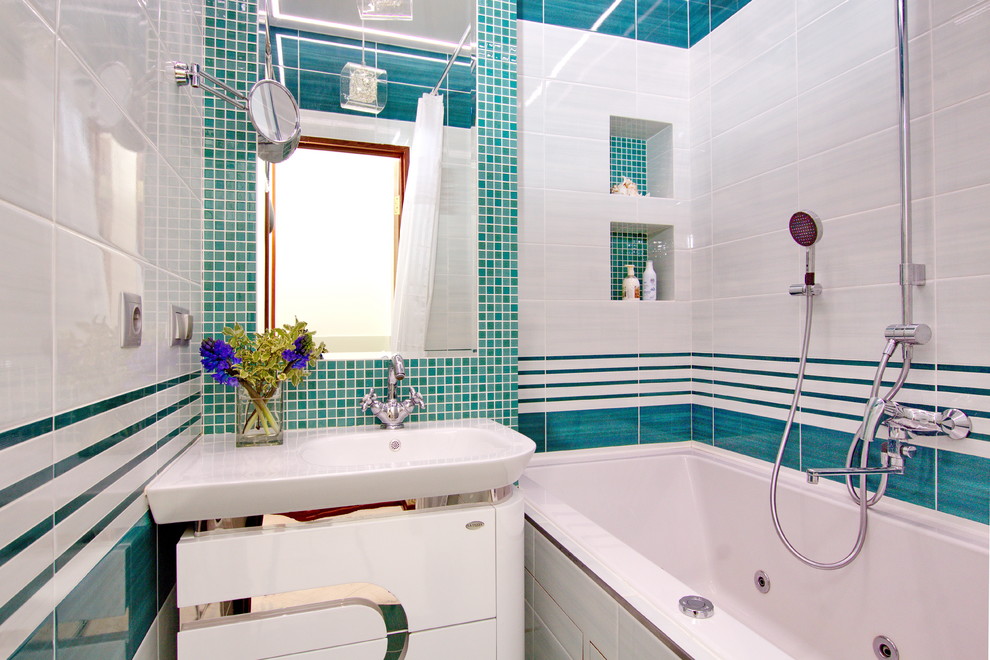 Kleines Modernes Badezimmer mit flächenbündigen Schrankfronten, Whirlpool, Keramikfliesen, Keramikboden, weißen Schränken, Duschbadewanne, integriertem Waschbecken und Duschvorhang-Duschabtrennung in Sankt Petersburg