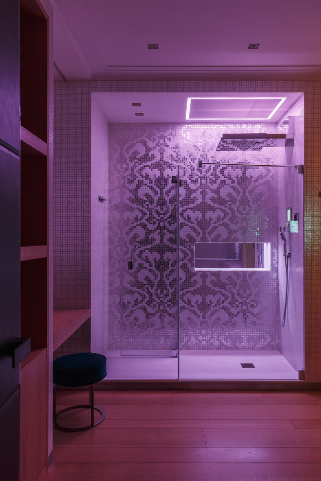 Источник вдохновения для домашнего уюта: большая ванная комната в современном стиле с душевой кабиной, душем в нише, светлым паркетным полом и душем с раздвижными дверями