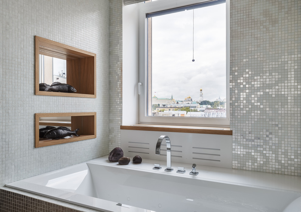 На фото: большая главная ванная комната в современном стиле с плиткой мозаикой, накладной ванной и белой плиткой с