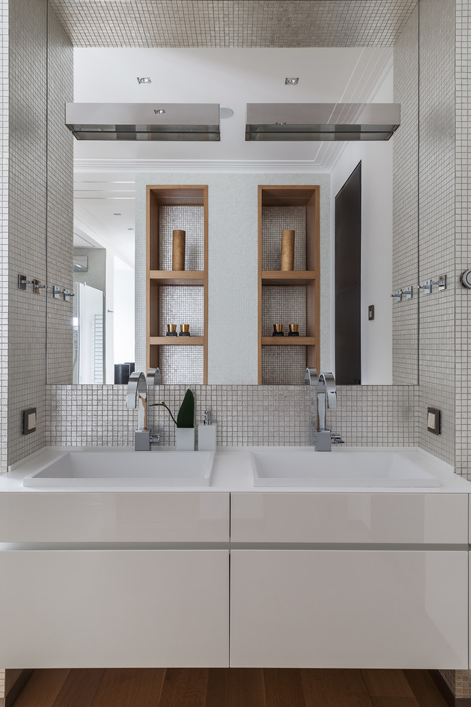 Großes Modernes Badezimmer En Suite mit Mosaikfliesen, weißer Wandfarbe, braunem Holzboden, flächenbündigen Schrankfronten, weißen Schränken, weißer Waschtischplatte und weißen Fliesen in Moskau