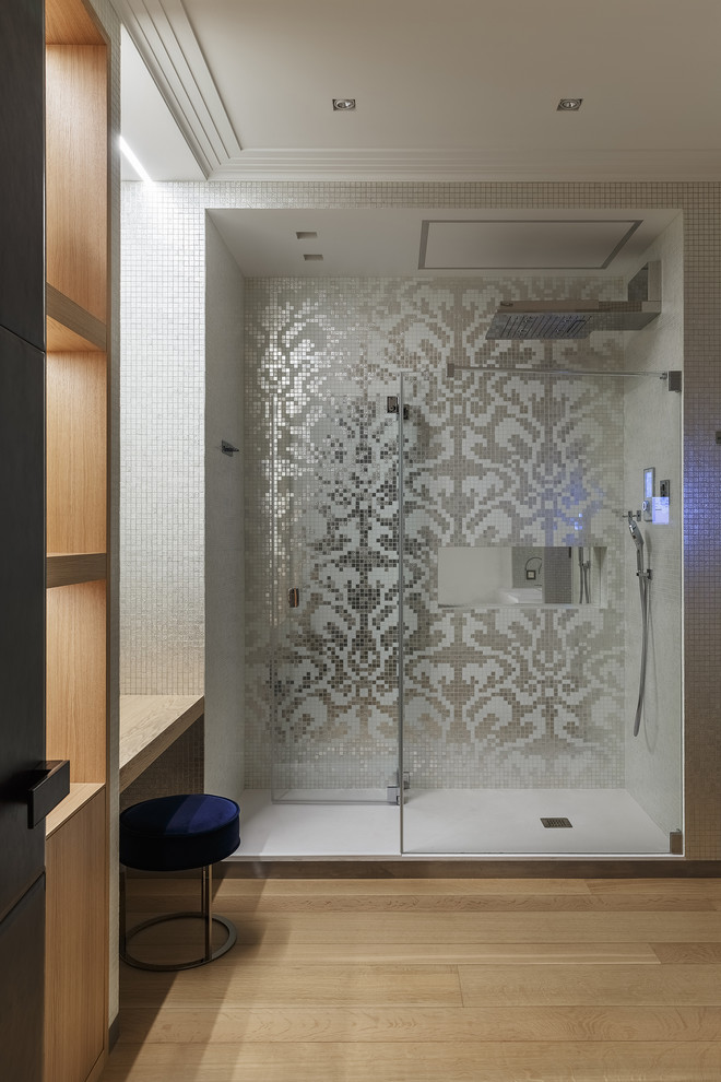 Идея дизайна: большая ванная комната в современном стиле с плиткой мозаикой, паркетным полом среднего тона, душем с распашными дверями, душем в нише, белой плиткой, душевой кабиной, плоскими фасадами и светлыми деревянными фасадами