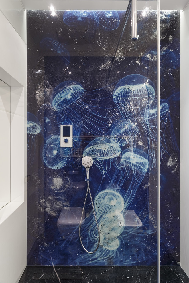 Inspiration pour une douche en alcôve design pour enfant avec un carrelage bleu, mosaïque, un mur blanc, un sol en marbre, un sol noir et une cabine de douche à porte battante.