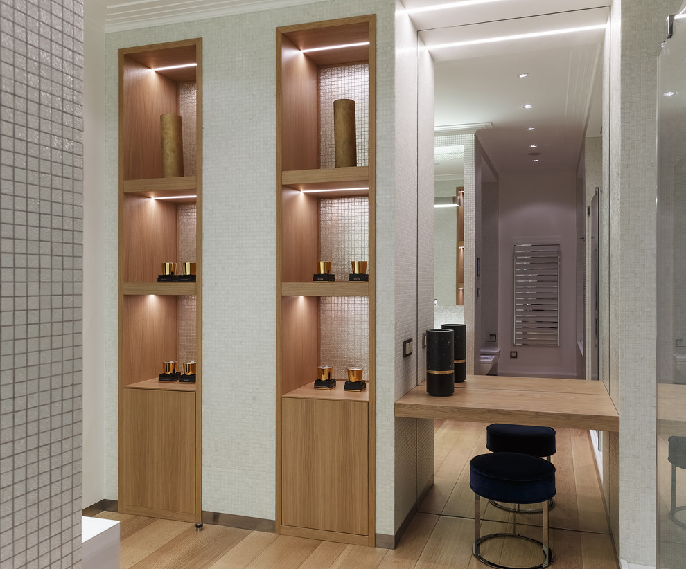 Идея дизайна: большая главная ванная комната в современном стиле с плиткой мозаикой, паркетным полом среднего тона, белой плиткой, плоскими фасадами и светлыми деревянными фасадами