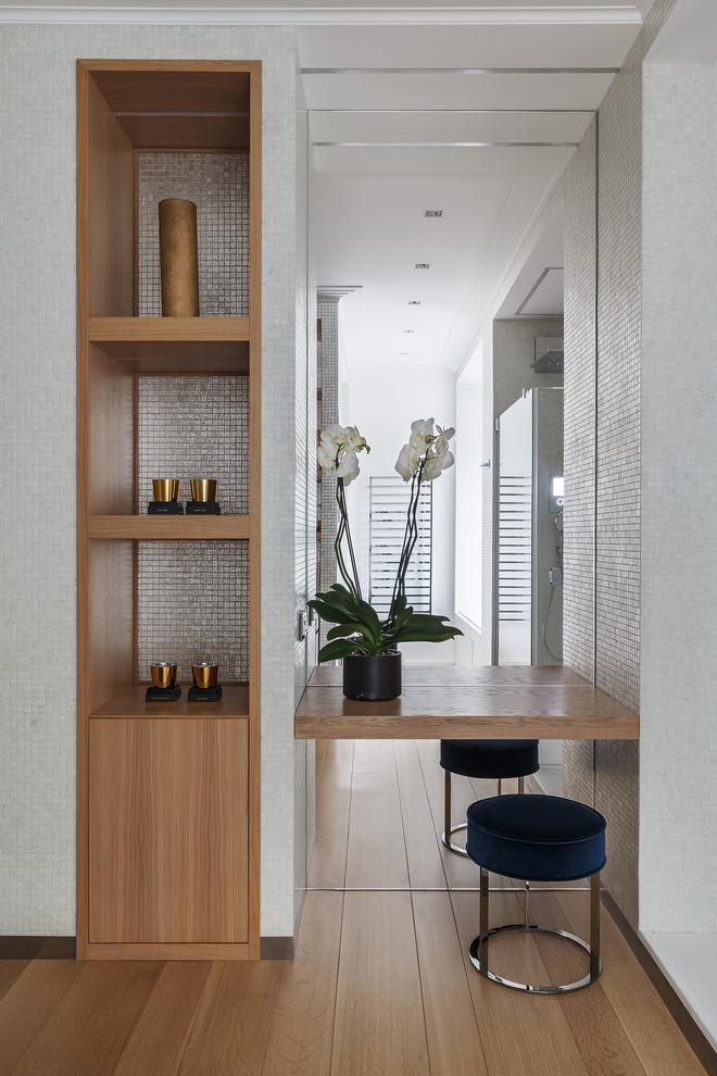 Immagine di una grande stanza da bagno padronale minimal con piastrelle beige, piastrelle a mosaico, pavimento in legno massello medio, ante lisce, ante in legno scuro, pareti bianche e pavimento marrone