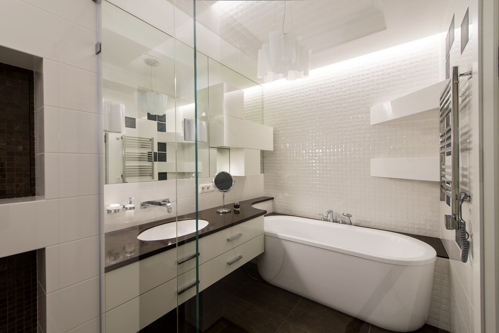 Стильный дизайн: главная ванная комната в современном стиле с плоскими фасадами, белыми фасадами, накладной ванной, душем в нише, бежевой плиткой, керамической плиткой, белыми стенами, полом из керамической плитки, подвесной раковиной и столешницей из искусственного камня - последний тренд