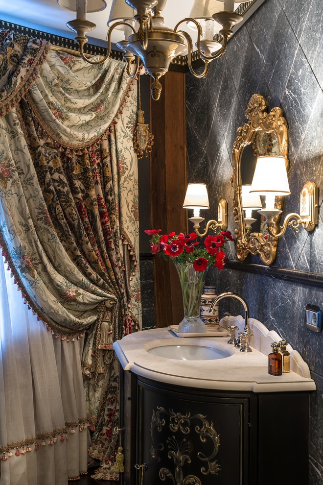 На фото: ванная комната в викторианском стиле с черными фасадами, черной плиткой и врезной раковиной