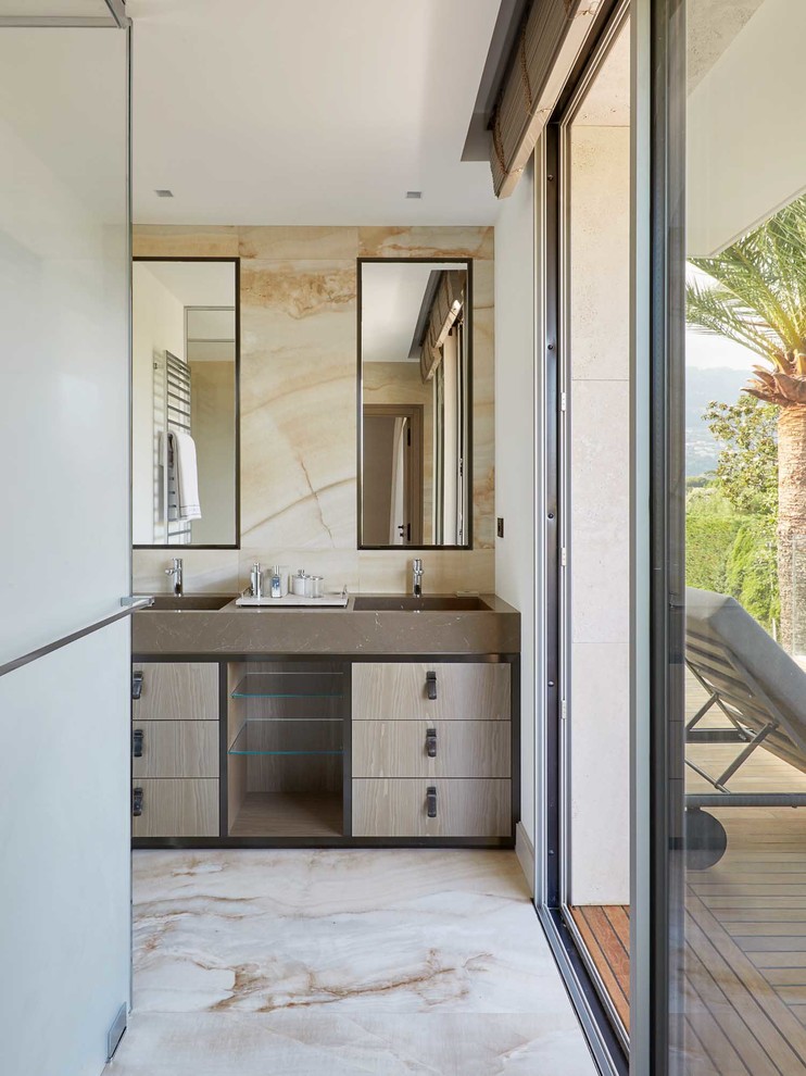 Пример оригинального дизайна: ванная комната в современном стиле с плоскими фасадами, светлыми деревянными фасадами, монолитной раковиной, бежевым полом и коричневой столешницей
