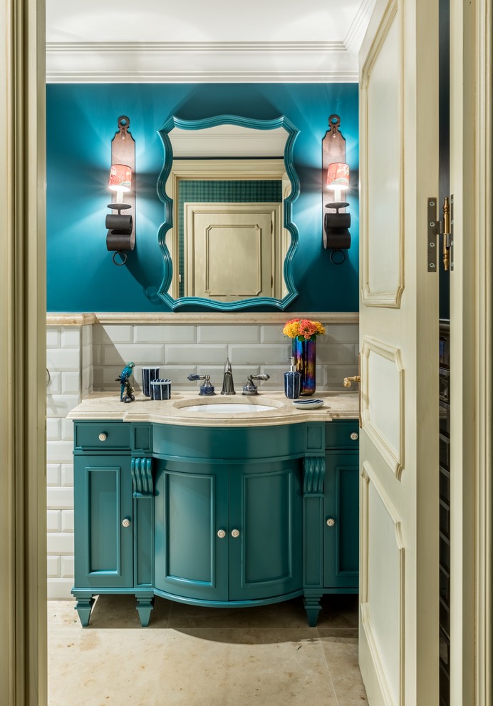 Idee per una stanza da bagno classica con ante con riquadro incassato, ante verdi, piastrelle bianche, piastrelle diamantate, pareti blu, lavabo sottopiano, pavimento beige e top beige
