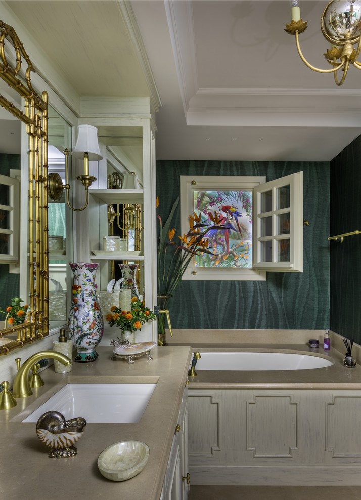 Klassisches Badezimmer En Suite mit beigen Schränken, Unterbauwanne, Unterbauwaschbecken, beigem Boden und beiger Waschtischplatte in Moskau