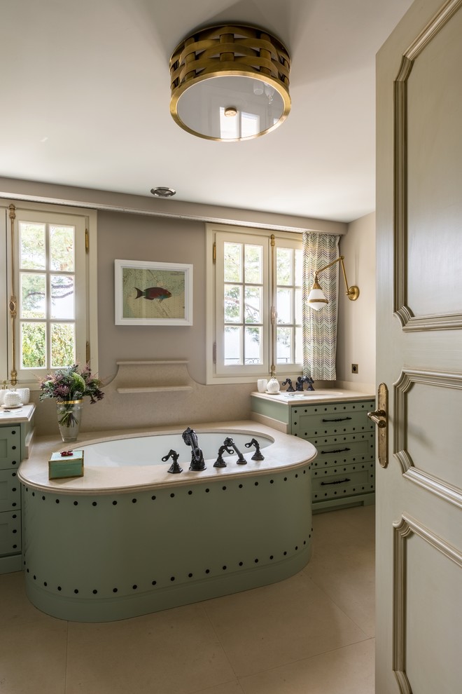 Пример оригинального дизайна: главная ванная комната в стиле неоклассика (современная классика) с фасадами с утопленной филенкой, зелеными фасадами, врезной раковиной, бежевым полом и бежевой столешницей