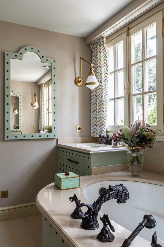 Стильный дизайн: главная ванная комната в стиле неоклассика (современная классика) с фасадами с утопленной филенкой, зелеными фасадами, врезной раковиной, бежевым полом и бежевой столешницей - последний тренд