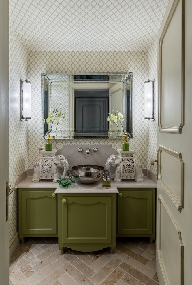 Idéer för att renovera ett eklektiskt vit vitt badrum, med luckor med infälld panel, gröna skåp, ett fristående handfat och beiget golv