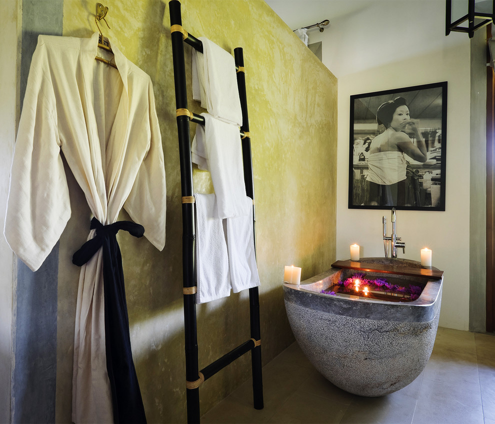 На фото: ванная комната в восточном стиле с отдельно стоящей ванной и зелеными стенами с