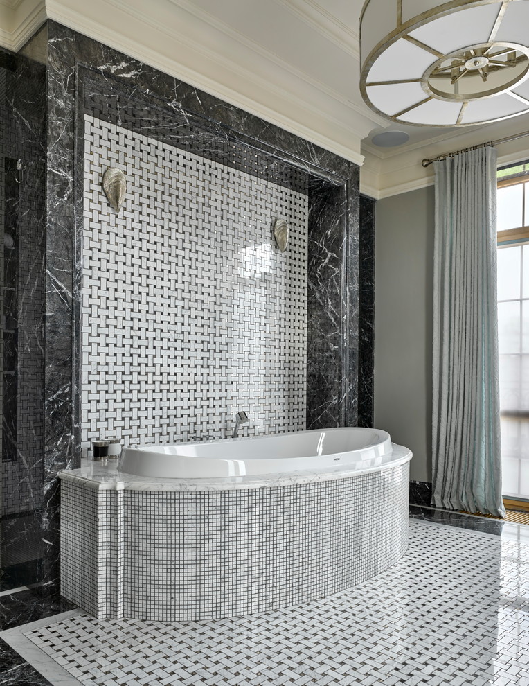 Exemple d'une salle de bain principale chic avec une baignoire posée, un carrelage noir et blanc et un sol en marbre.