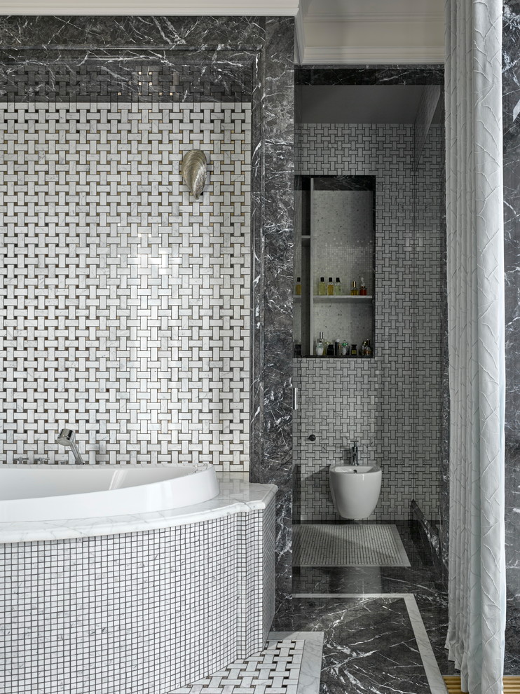 Идея дизайна: ванная комната в стиле неоклассика (современная классика) с инсталляцией