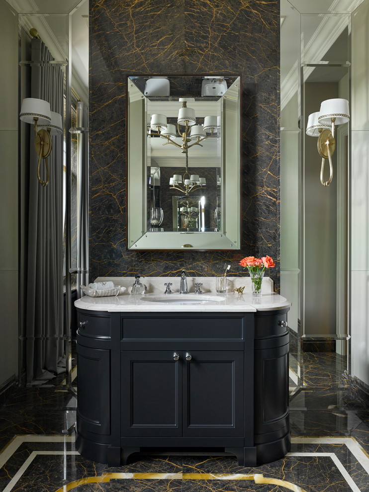 На фото: ванная комната в стиле неоклассика (современная классика) с фасадами с утопленной филенкой, черными фасадами, мраморным полом и врезной раковиной