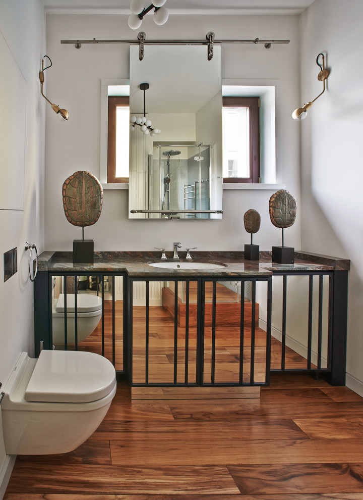 Immagine di una stanza da bagno con doccia design con WC sospeso, pareti bianche, pavimento in legno massello medio, lavabo sottopiano e pavimento arancione