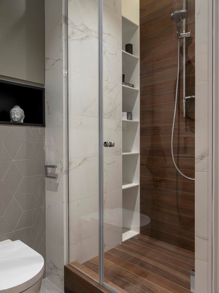 Пример оригинального дизайна: ванная комната в современном стиле с душем в нише и душем с распашными дверями