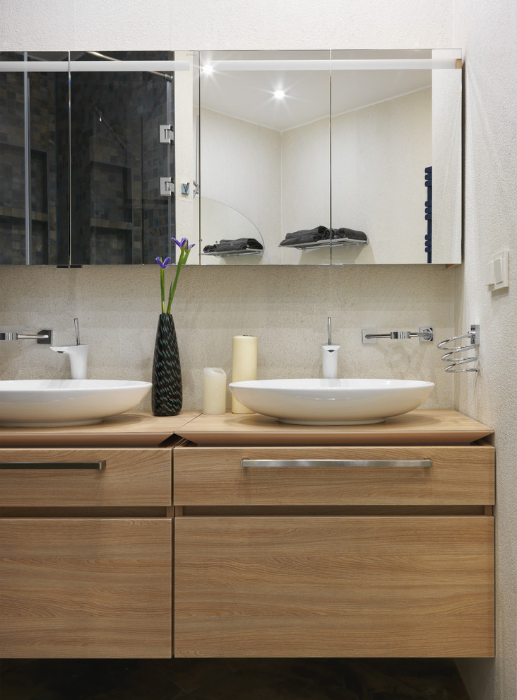 Modernes Badezimmer mit Marmorboden, flächenbündigen Schrankfronten, hellen Holzschränken, Aufsatzwaschbecken und brauner Waschtischplatte in Moskau
