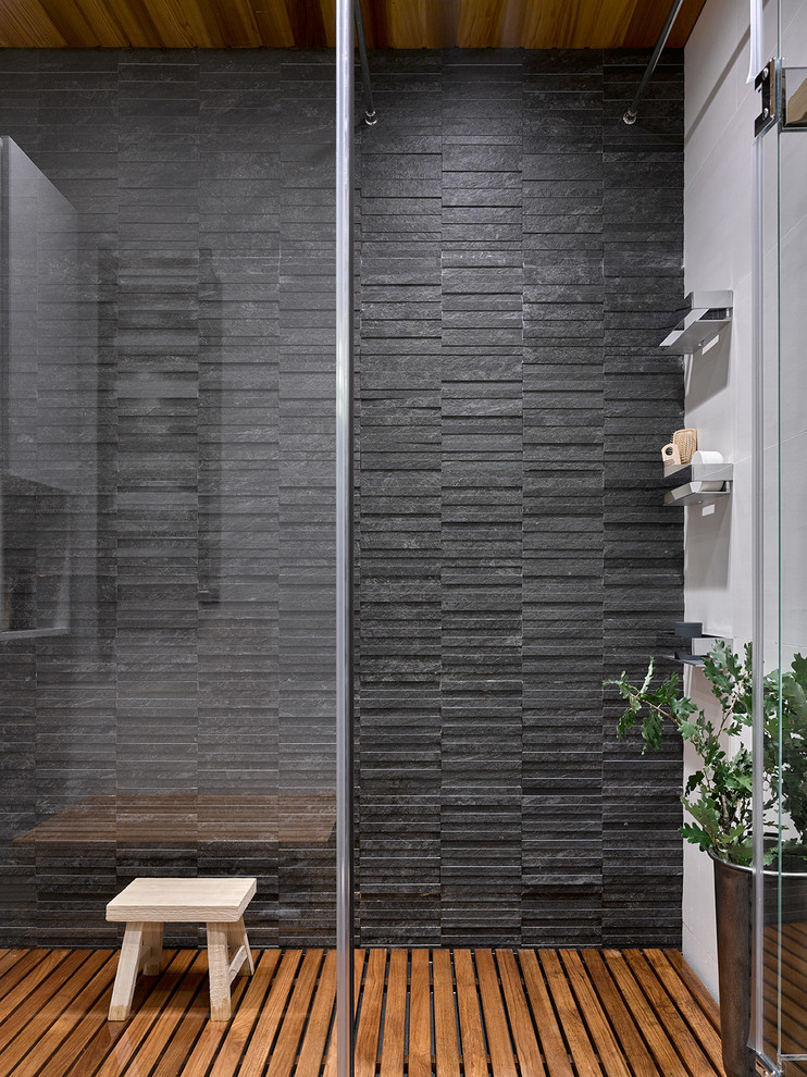 Réalisation d'une douche en alcôve design de taille moyenne pour enfant avec un carrelage gris, un carrelage noir et du carrelage en marbre.