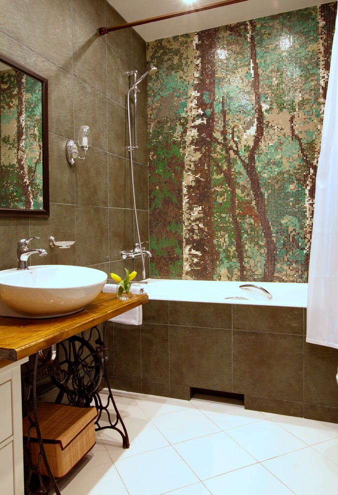 Пример оригинального дизайна: маленькая главная ванная комната в стиле фьюжн с ванной в нише, зеленой плиткой, керамогранитной плиткой, полом из керамической плитки, столешницей из дерева, душем над ванной, настольной раковиной и шторкой для ванной для на участке и в саду