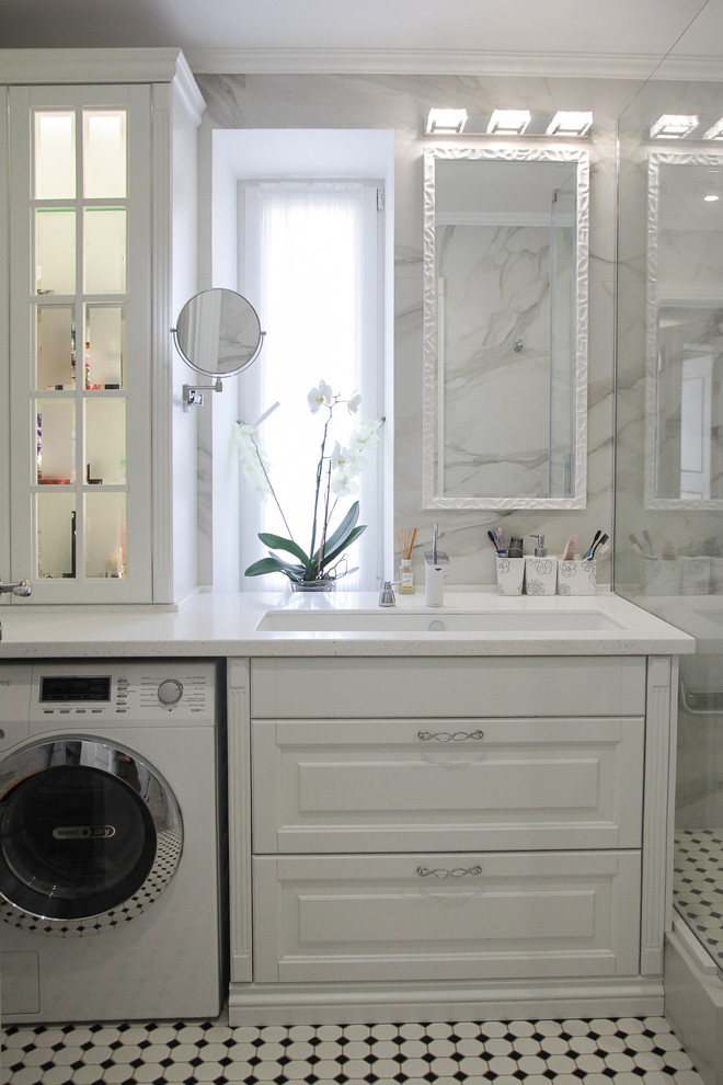 Esempio di una piccola stanza da bagno chic con ante bianche, pistrelle in bianco e nero, pavimento con piastrelle a mosaico, top in superficie solida, porta doccia a battente e top bianco