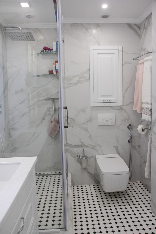 Стильный дизайн: маленькая ванная комната в стиле неоклассика (современная классика) с белыми фасадами, черно-белой плиткой, полом из мозаичной плитки, столешницей из искусственного камня, душем с распашными дверями и белой столешницей для на участке и в саду - последний тренд