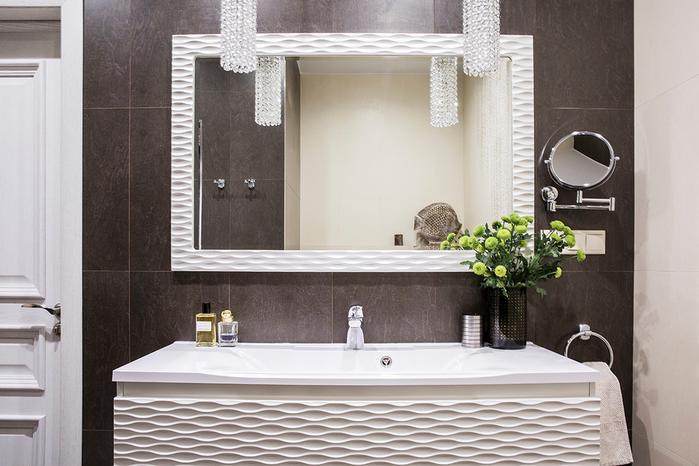 Eklektisk inredning av ett stort vit vitt badrum med dusch, med vita skåp, en dusch i en alkov, en vägghängd toalettstol, brun kakel, porslinskakel, beige väggar, klinkergolv i porslin, ett väggmonterat handfat, bänkskiva i akrylsten, brunt golv och dusch med duschdraperi