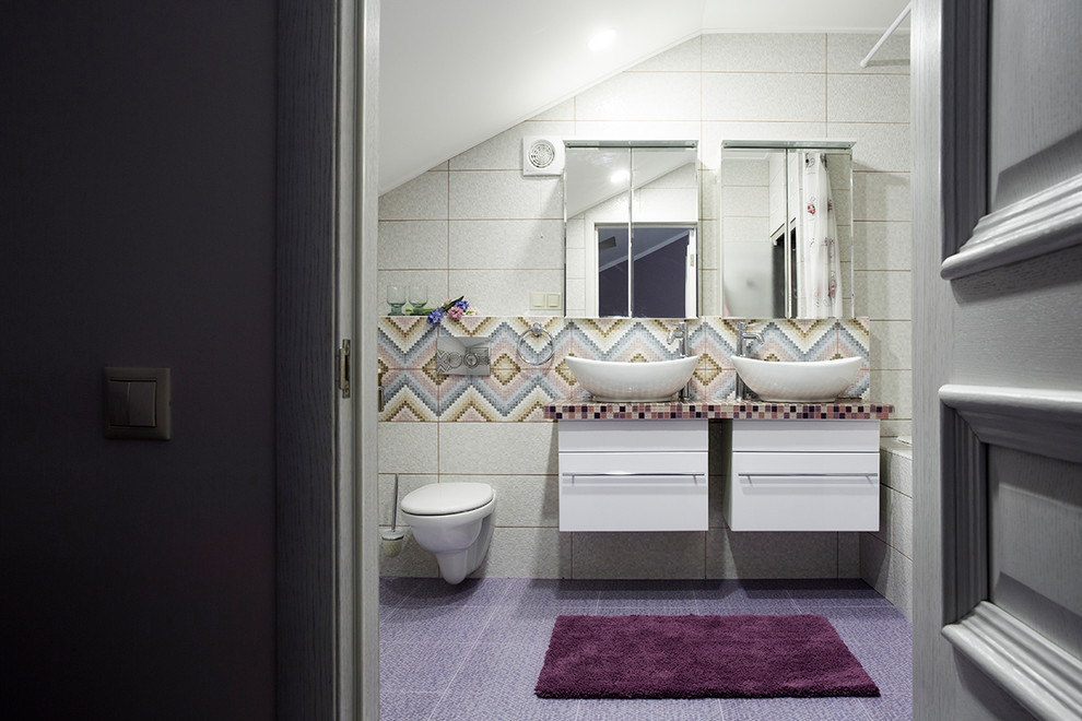Idéer för att renovera ett stort eklektiskt lila lila badrum för barn, med släta luckor, ett undermonterat badkar, en dusch i en alkov, en vägghängd toalettstol, rosa kakel, mosaik, vita väggar, mosaikgolv, ett nedsänkt handfat, bänkskiva i glas, lila golv och dusch med duschdraperi
