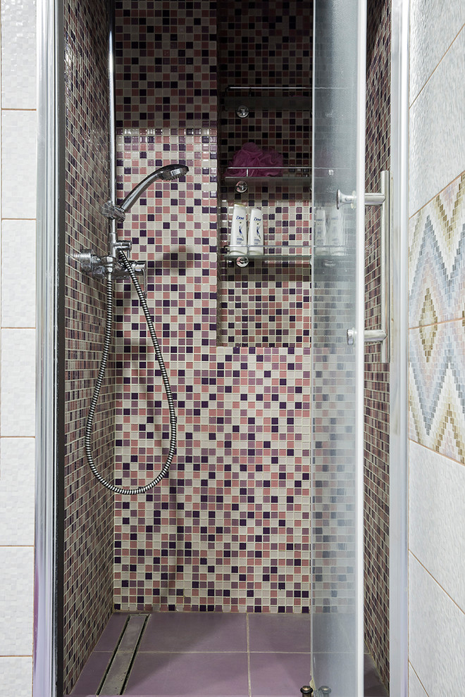 Bild på ett stort eklektiskt lila lila badrum för barn, med släta luckor, ett undermonterat badkar, en dusch i en alkov, en vägghängd toalettstol, rosa kakel, mosaik, vita väggar, mosaikgolv, ett nedsänkt handfat, bänkskiva i glas, lila golv och dusch med duschdraperi