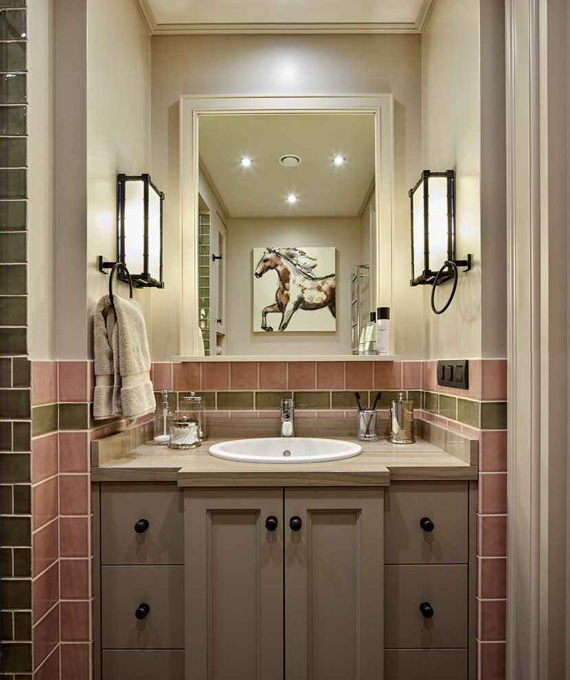 Inredning av ett modernt litet badrum för barn, med luckor med infälld panel, ett nedsänkt handfat, grön kakel, rosa kakel, bruna skåp, perrakottakakel, rosa väggar, klinkergolv i keramik och marmorbänkskiva