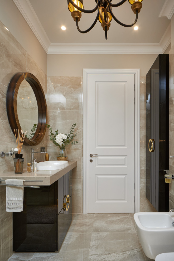 Bild på ett mellanstort funkis beige beige badrum med dusch, med släta luckor, bruna skåp, en vägghängd toalettstol, beige kakel, beige väggar, ett nedsänkt handfat och beiget golv
