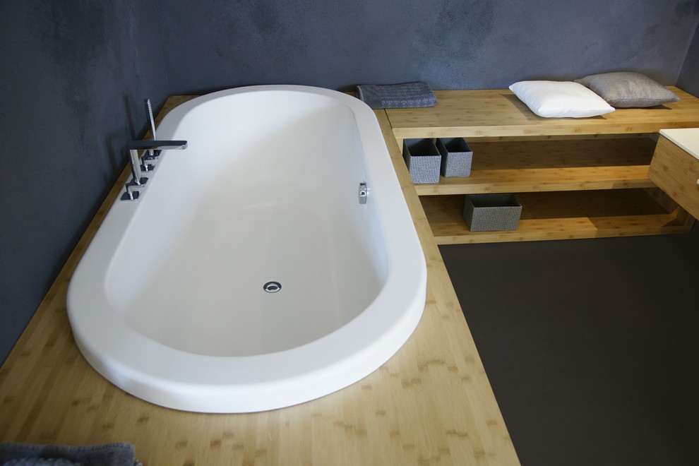 На фото: ванная комната среднего размера в современном стиле с накладной ванной