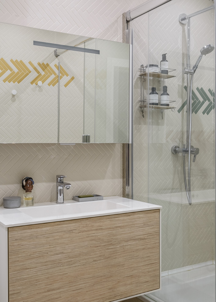 Стильный дизайн: ванная комната в современном стиле с плоскими фасадами, светлыми деревянными фасадами и душевой кабиной - последний тренд