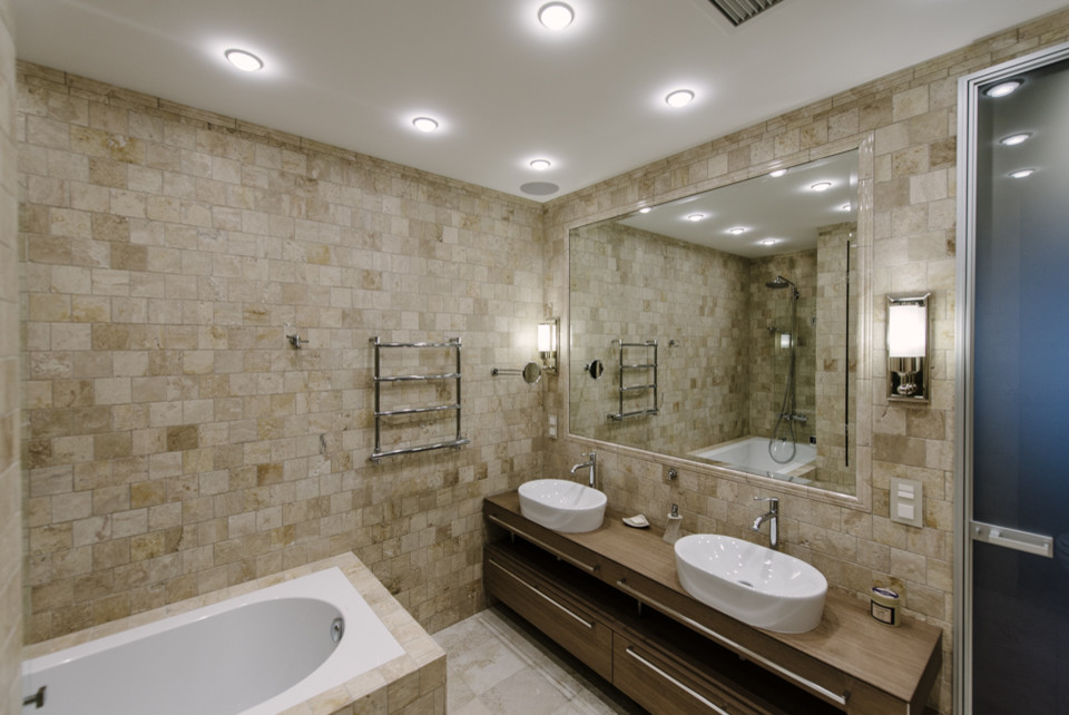 Foto de cuarto de baño industrial grande con paredes beige, suelo de madera clara y suelo beige