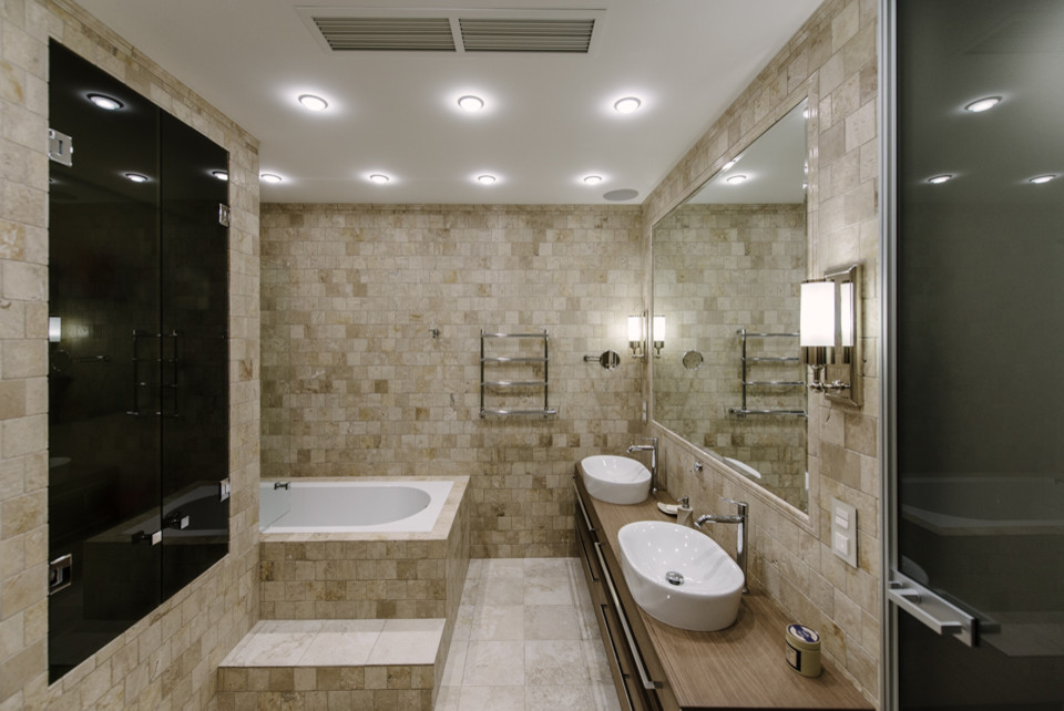 Exemple d'une grande salle de bain industrielle avec un mur beige, parquet clair et un sol beige.