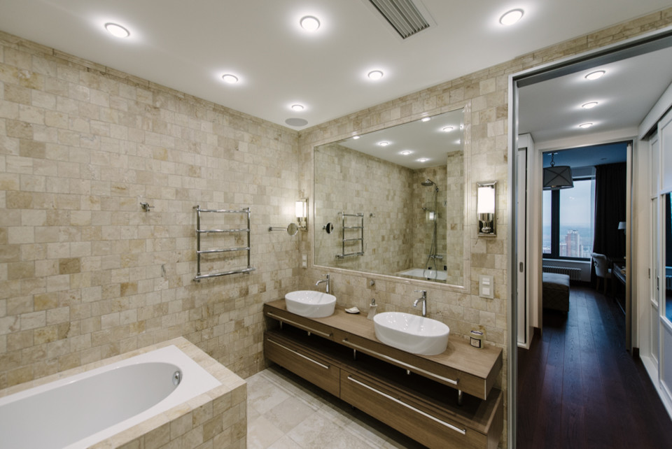 Источник вдохновения для домашнего уюта: большая ванная комната в стиле лофт с бежевыми стенами и бежевым полом
