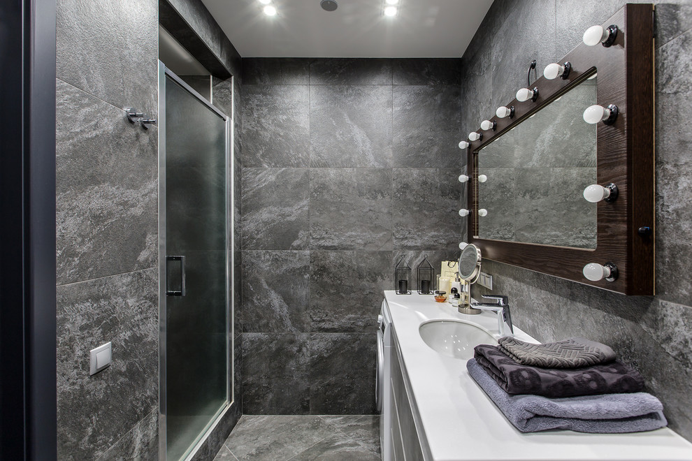 На фото: ванная комната в стиле лофт с душем в нише, серой плиткой, врезной раковиной, серым полом и душем с распашными дверями с