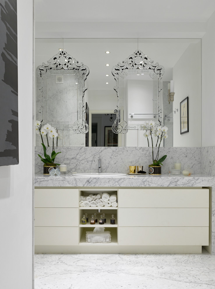 Пример оригинального дизайна: ванная комната в современном стиле с плоскими фасадами, белыми фасадами, белыми стенами, накладной раковиной, серым полом и серой столешницей