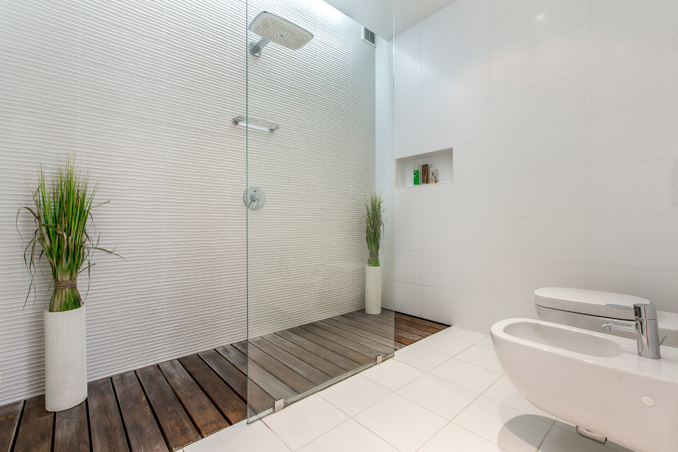 Идея дизайна: большая ванная комната в современном стиле с открытым душем, белой плиткой, керамогранитной плиткой, полом из керамогранита, биде, душевой кабиной и открытым душем