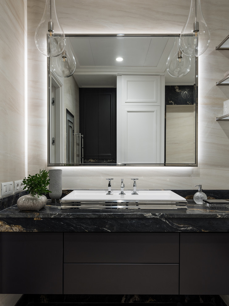 Exempel på ett mellanstort modernt svart svart en-suite badrum, med luckor med upphöjd panel, vita skåp, en jacuzzi, våtrum, en vägghängd toalettstol, beige kakel, porslinskakel, beige väggar, klinkergolv i porslin, ett fristående handfat, granitbänkskiva och beiget golv
